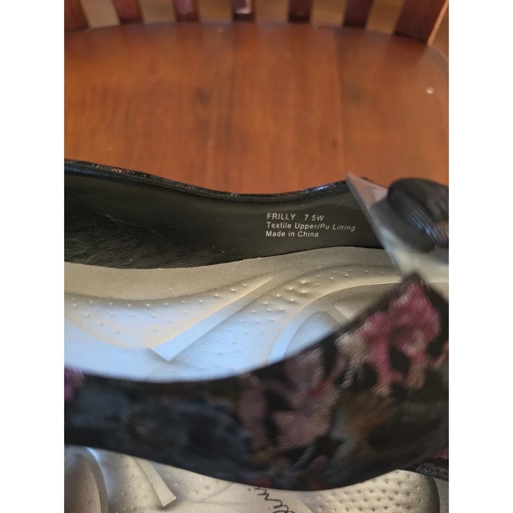 Bellini Women's Black/Purple Floral Pointed Toe Slip-On Flats Metallic Accen 7.5
